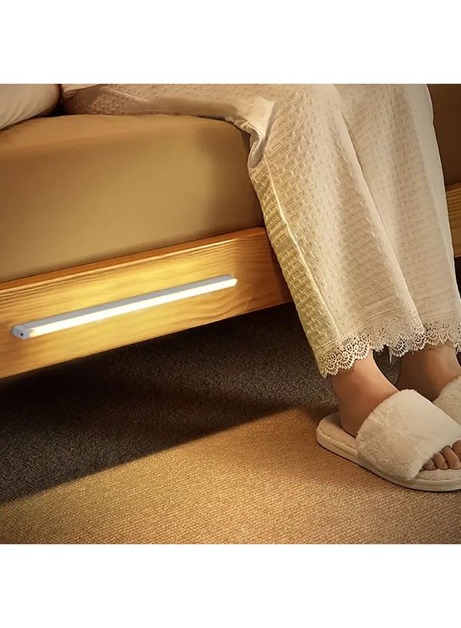 ٦ مصابيح ليلية تعمل بحساس الحركة LED، ضوء دافئ، قابلة للشحن، للاستخدام في الخزائن والدولاب والمطبخ والسلم. - Image 5