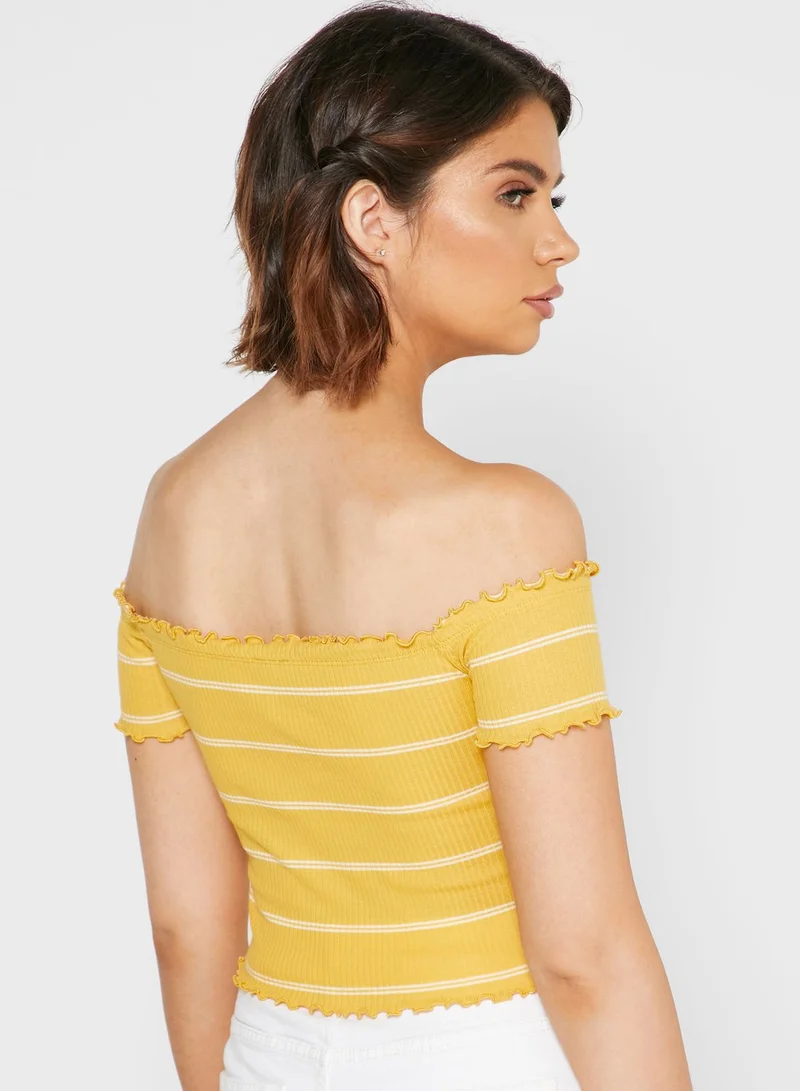 Jacqueline de Yong Lettuce Edge Off-shoulder Crop Top