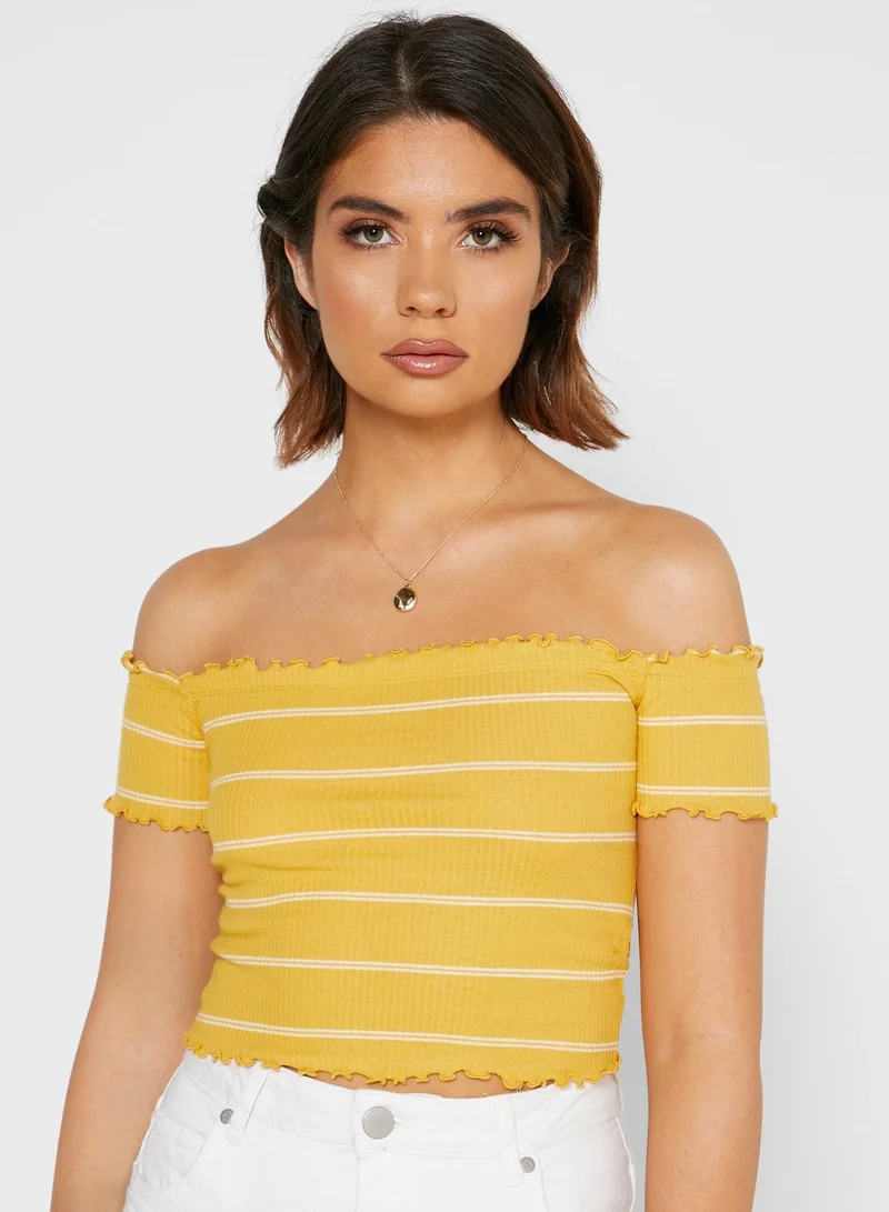 Jacqueline de Yong Lettuce Edge Off-shoulder Crop Top