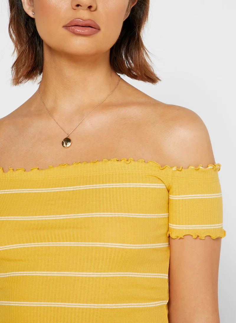 Jacqueline de Yong Lettuce Edge Off-shoulder Crop Top