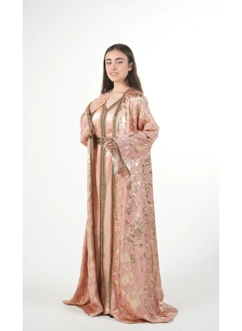 البنت الشرقية قفطان مغربي مطرز مع حزام على الخصر