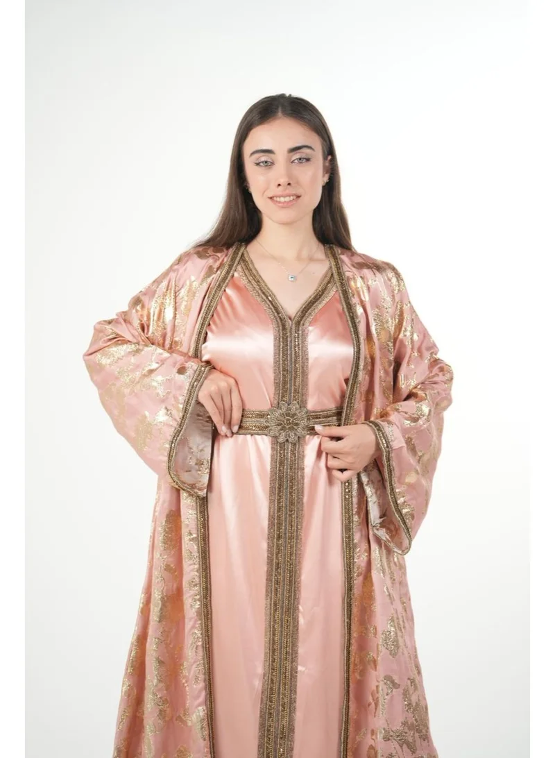 البنت الشرقية قفطان مغربي مطرز مع حزام على الخصر