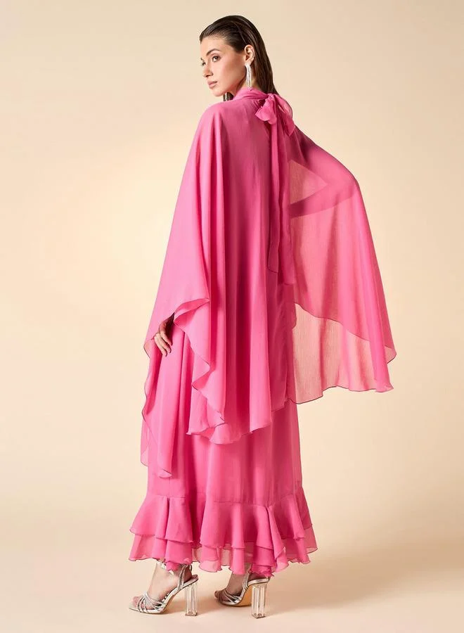 ايكونيك فستان ماكسي أيقوني بياقة عالية وعباءة مزخرفة