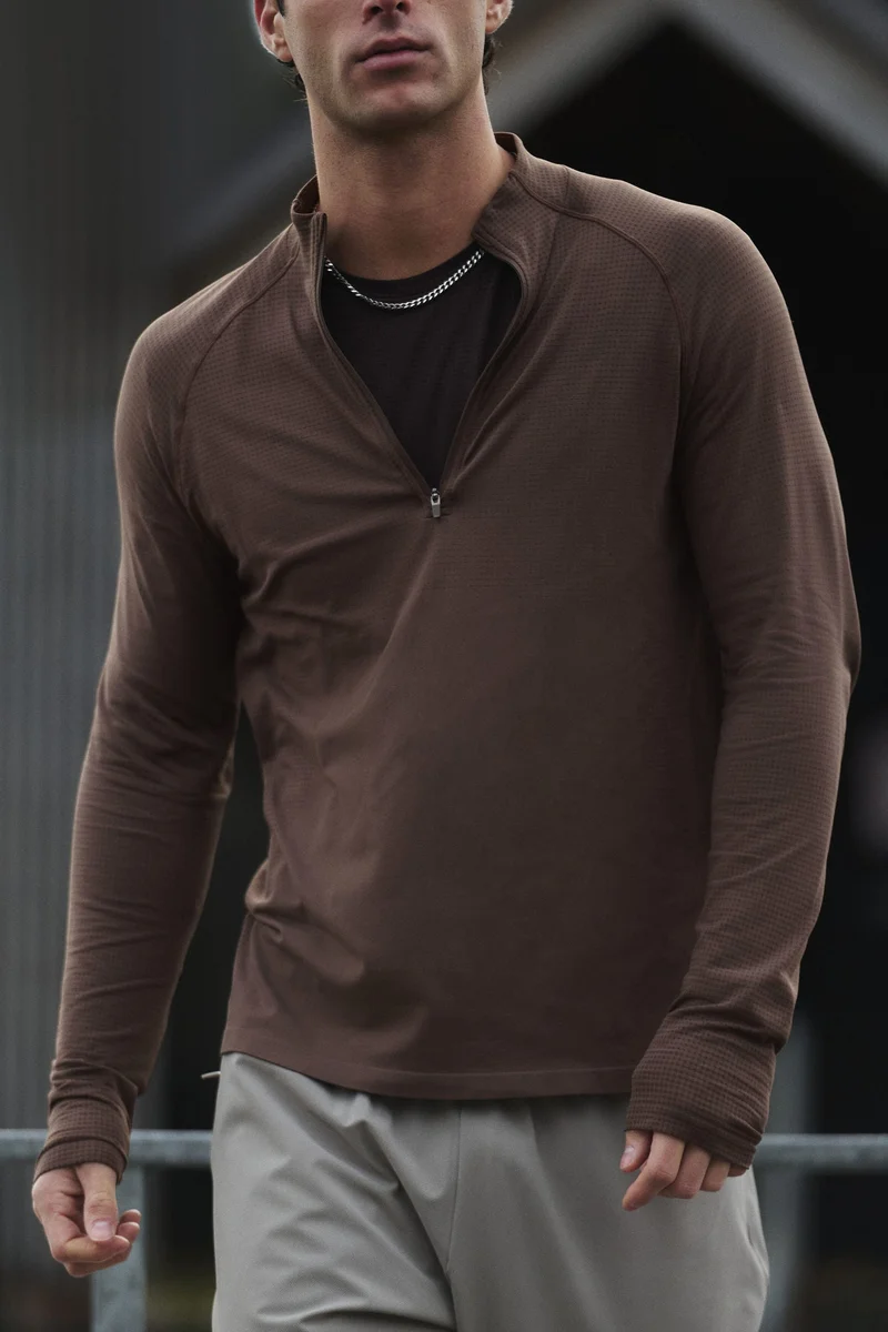 اتش اند ام بلوزة بسحاب بقصة رياضية ضيقة من نسيج دراي موف