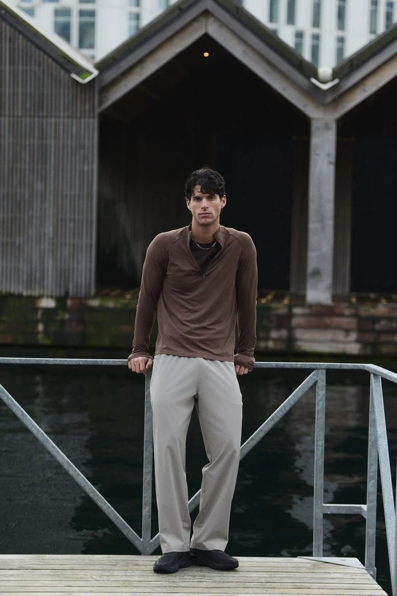 اتش اند ام بلوزة بسحاب بقصة رياضية ضيقة من نسيج دراي موف