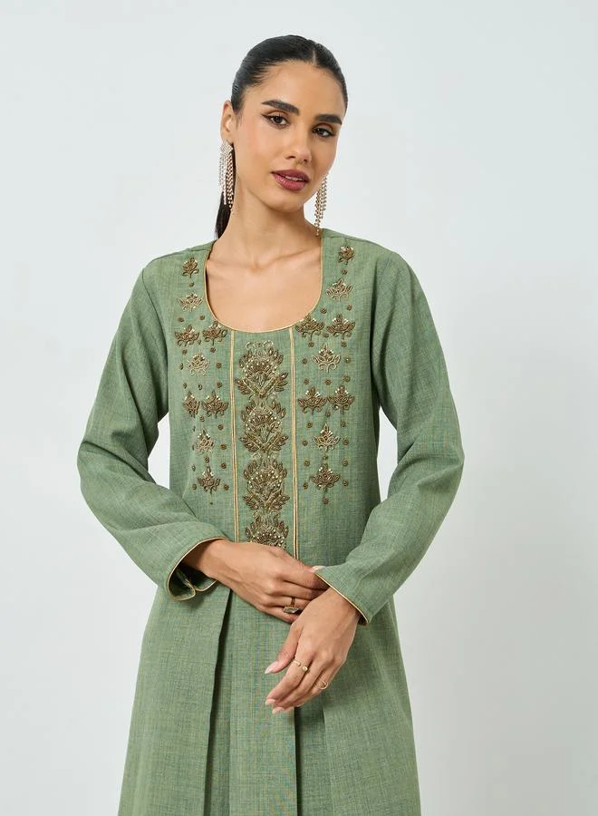 مكسيم كريشن جلابية طويلة مزينة بالخرز مع ياقة سكوب وكسرات