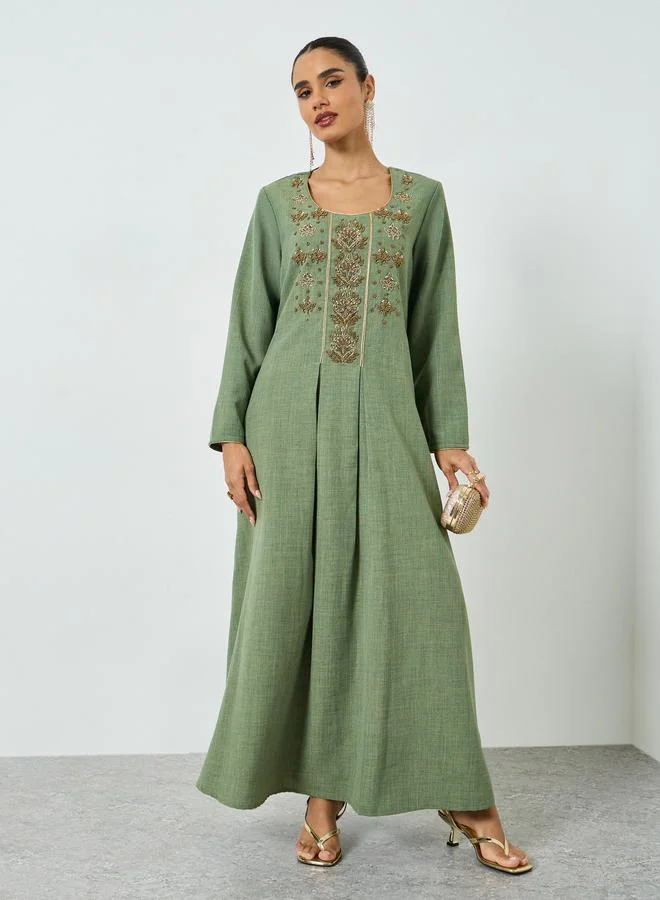 مكسيم كريشن جلابية طويلة مزينة بالخرز مع ياقة سكوب وكسرات