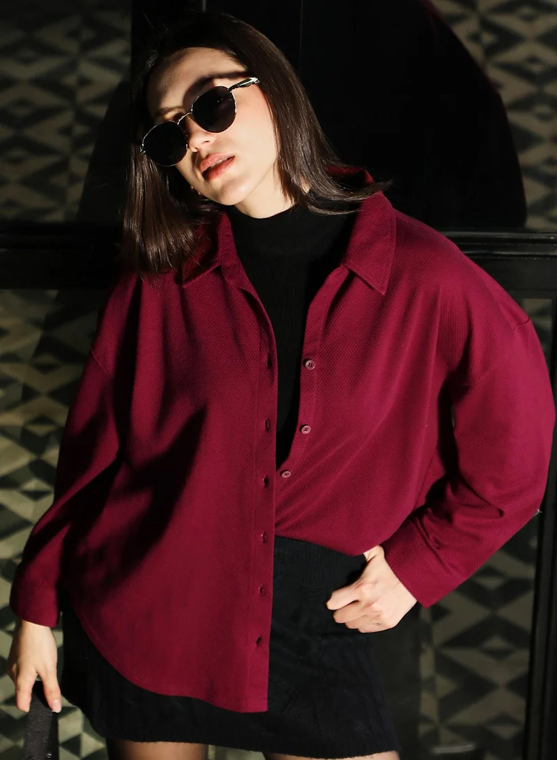 بينيا كولادا قميص نسائي كبير من قماش الكانفاس والجاكار بياقة عريضة وأكمام طويلة بأزرار للإغلاق، لون أحمر كرزي