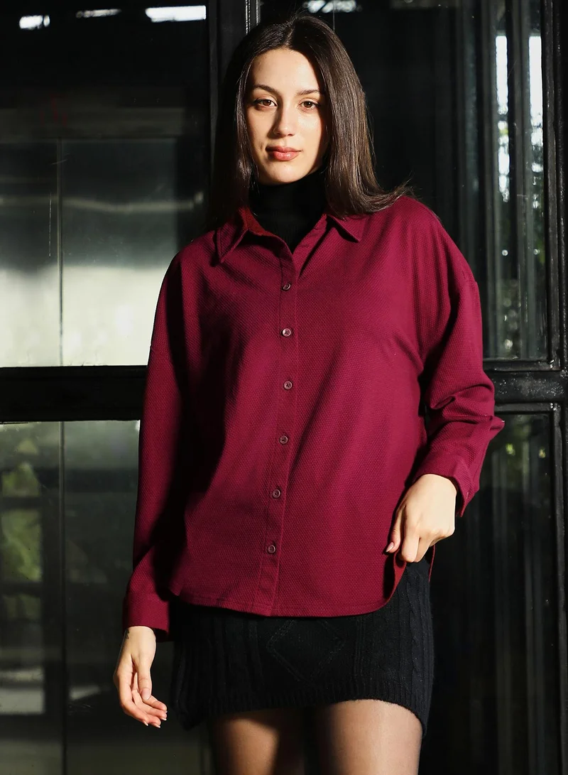 بينيا كولادا قميص نسائي كبير من قماش الكانفاس والجاكار بياقة عريضة وأكمام طويلة بأزرار للإغلاق، لون أحمر كرزي