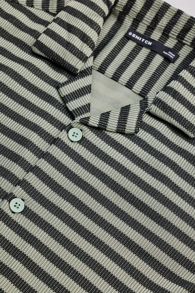 سنيتش قميص مخطط أخضر فاتح بنقوش