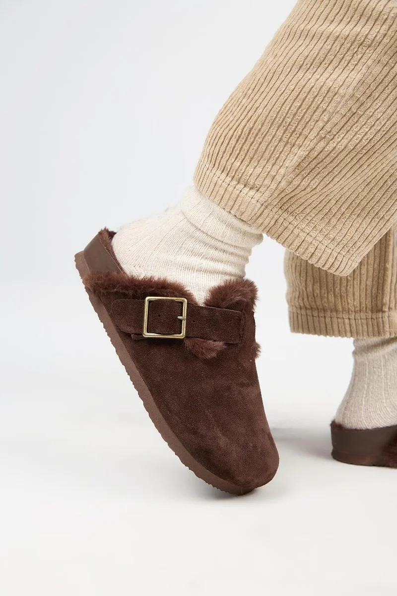 مانجيرو مانيجيرو (زيتا 2 مبطنة بالفرو) قباقيب نسائية من الجلد الطبيعي باللون البني مع حزام