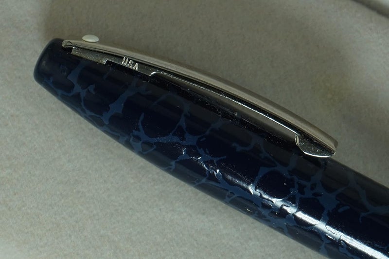 SHEAFFER قلم حبر جاف شيفر مصنوع يدويًا في الولايات المتحدة الأمريكية بتصميم ليجاسي هيريتاج بمظهر الجلد مع برميل أزرق مطمئن وزخارف بالاديوم - Image 3