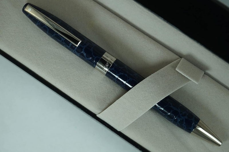 SHEAFFER قلم حبر جاف شيفر مصنوع يدويًا في الولايات المتحدة الأمريكية بتصميم ليجاسي هيريتاج بمظهر الجلد مع برميل أزرق مطمئن وزخارف بالاديوم - Image 4