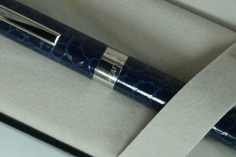SHEAFFER قلم حبر جاف شيفر مصنوع يدويًا في الولايات المتحدة الأمريكية بتصميم ليجاسي هيريتاج بمظهر الجلد مع برميل أزرق مطمئن وزخارف بالاديوم - Image 2