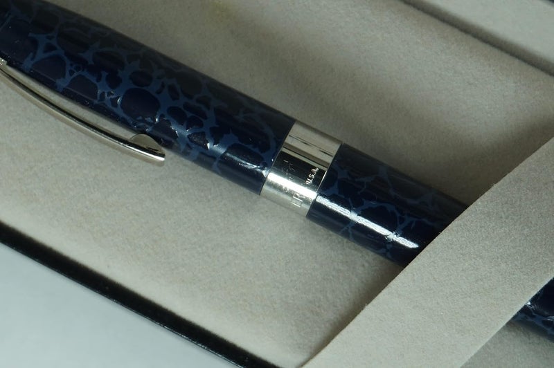 SHEAFFER قلم حبر جاف شيفر مصنوع يدويًا في الولايات المتحدة الأمريكية بتصميم ليجاسي هيريتاج بمظهر الجلد مع برميل أزرق مطمئن وزخارف بالاديوم - Image 5