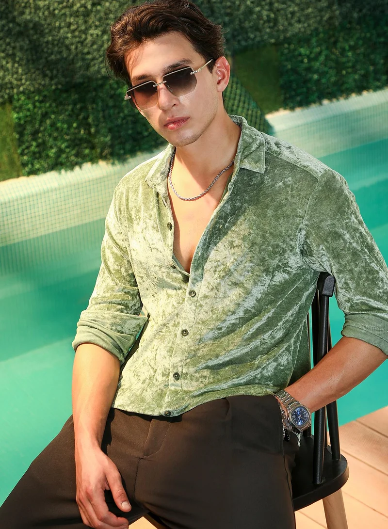 كامبوس سوترا Campus Sutra Men's Sage Green Solid Velvet Shirt | Regular Fit Full Sleeve Point Collar Solid Velvet Design | Premium Polyester Blend Woven Fabric For Club & Casual Wear