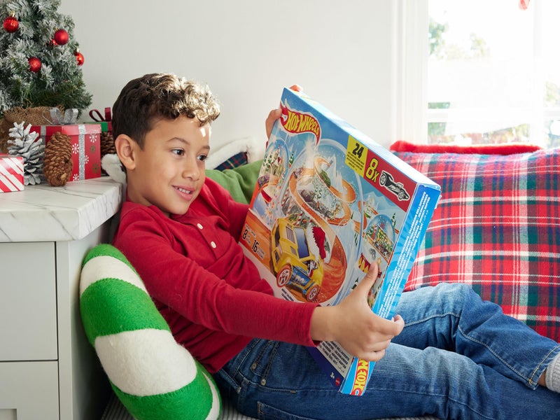 Hot Wheels سيارات هوت ويلز، تقويم عيد الميلاد 2024، 8 سيارات هوت ويلز مقياس 1:64، 16 ملحقات ذات طابع شتوي خلف 24 باب مرقم وسجادة لعب - Image 2