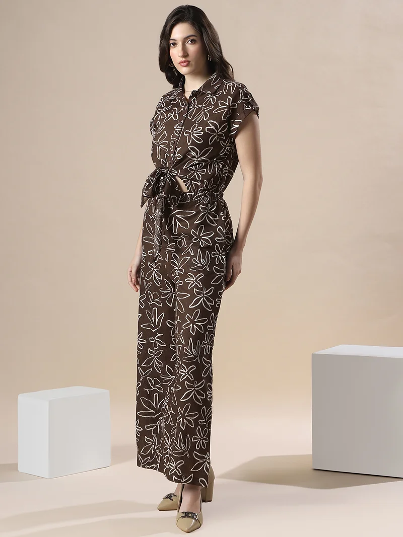 جلو باص جمبسوت نسائي من جلوبس بطبعات زهور بنية ورقبة قميص وأكمام ممتدة ورباط وتفاصيل مقصوصة وتنورة واسعة