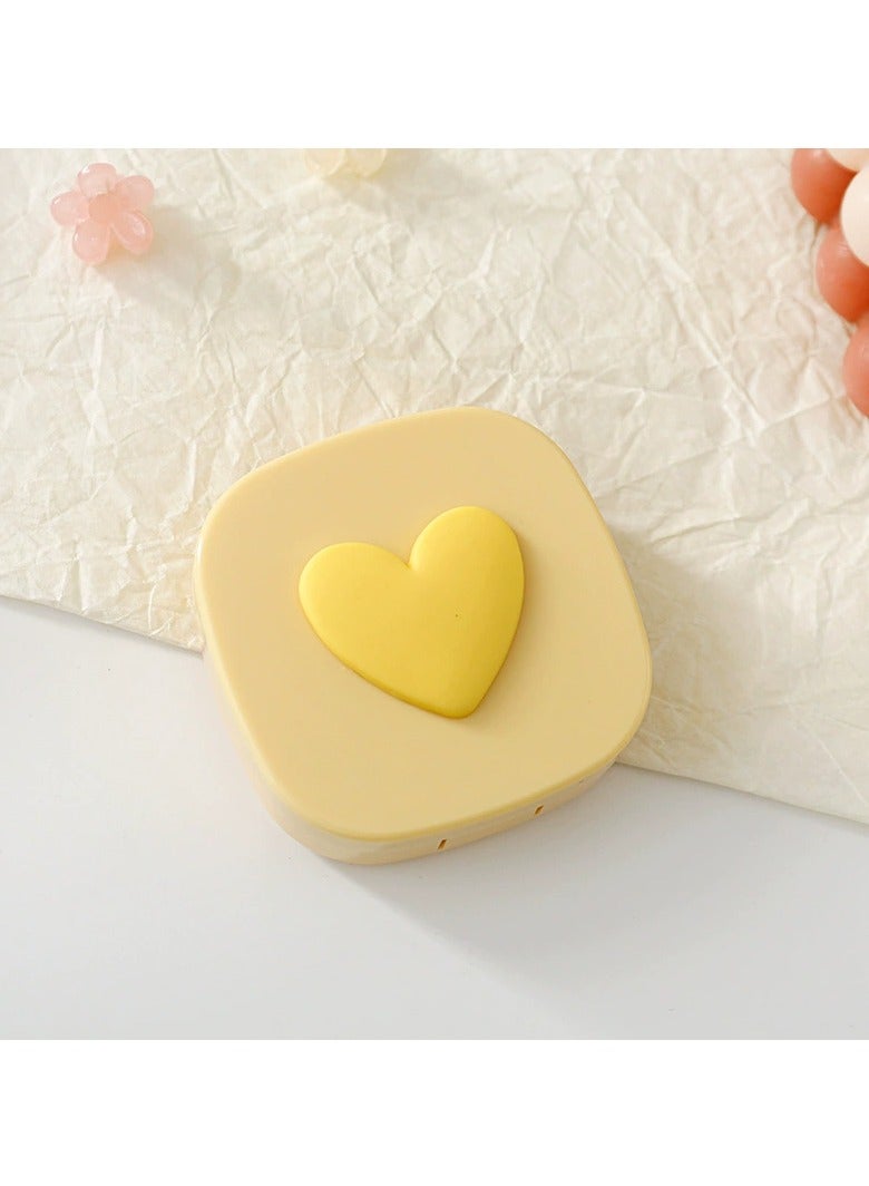 علب العدسات اللاصقة بتصميم قلب ثلاثي الأبعاد، مجموعة علب سفر باللون الماكرون مع مرآة وزجاجة وملقط - Image 1