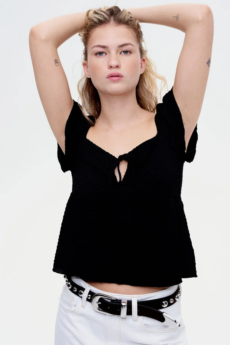 اتش اند ام بلوزة بأكمام مجعدة وواسعة