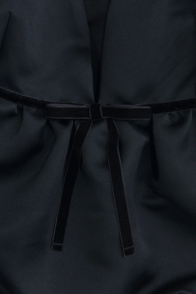 اتش اند ام بلوزة بحمالات كتف رفيعة وحافة مموجة