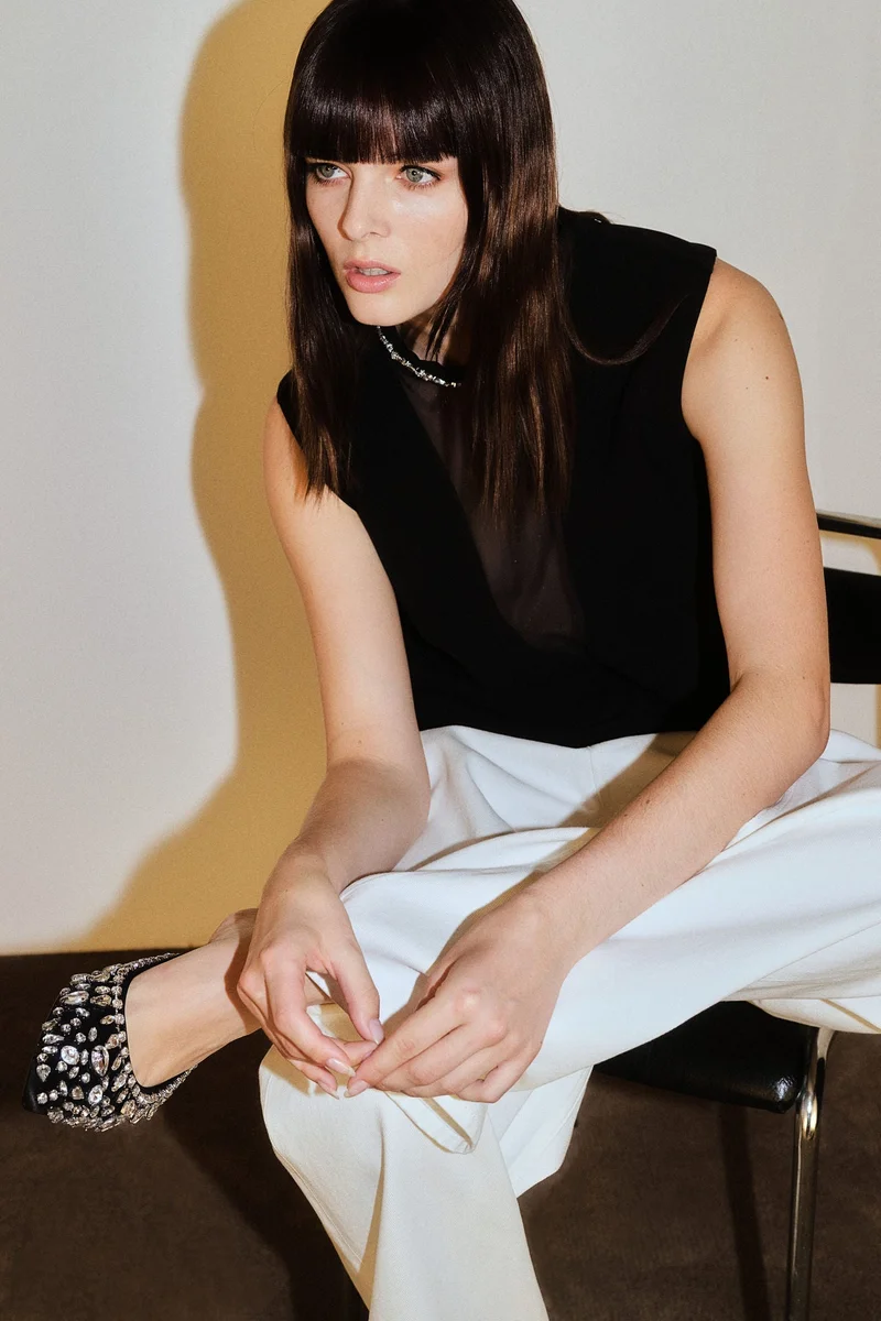 اتش اند ام بلوزة مزخرفة بأحجار الرايون