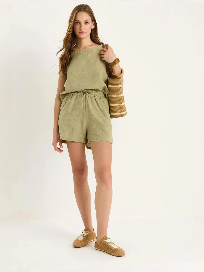 بيانكو لوتشي طقم نسائي قصير بخصر عالٍ وزر إغلاق