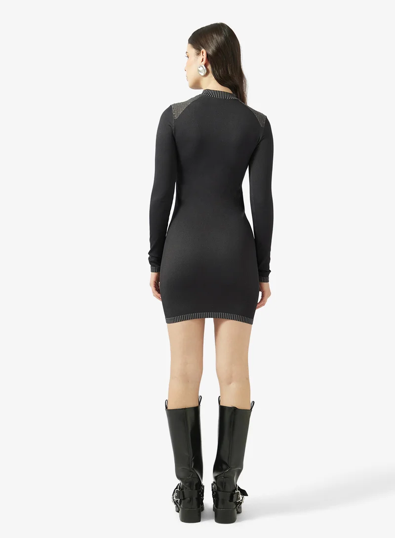 جيس جينز فستان قصير مصمم بسلاسة