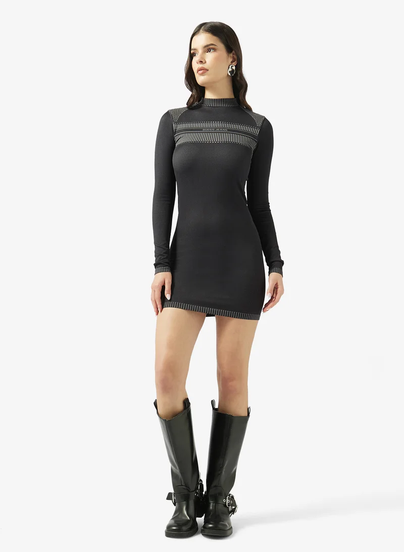 جيس جينز فستان قصير مصمم بسلاسة