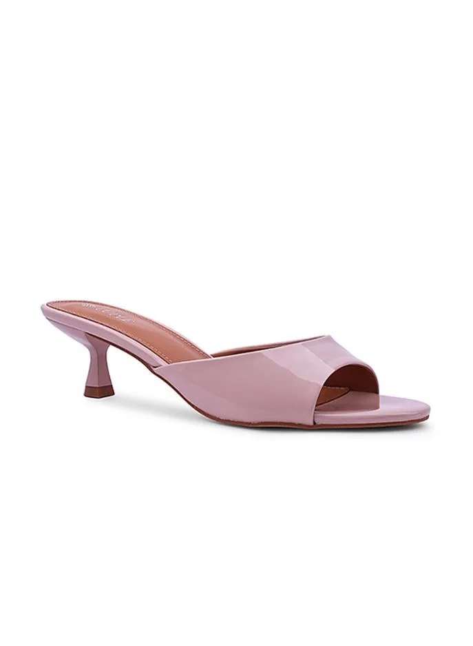 Cuple Elegant heel slippers designed for a chic look.