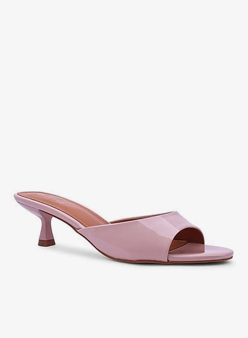 Cuple Elegant heel slippers designed for a chic look.