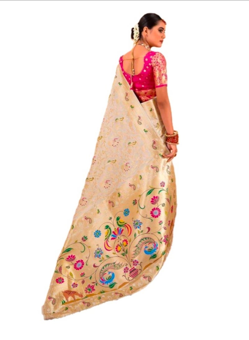 جــرابــمـــا نــتــرا   ساري حرير الموزة الكريمي الذهبي البيج بزخارف نباتية متعددة الألوان مع حدود ذهبية مميزة وبلوزة وردية زاهية متباينة اللون غير مخيطة - Image 1