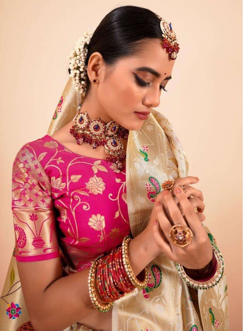 جــرابــمـــا نــتــرا   ساري حرير الموزة الكريمي الذهبي البيج بزخارف نباتية متعددة الألوان مع حدود ذهبية مميزة وبلوزة وردية زاهية متباينة اللون غير مخيطة - Image 2