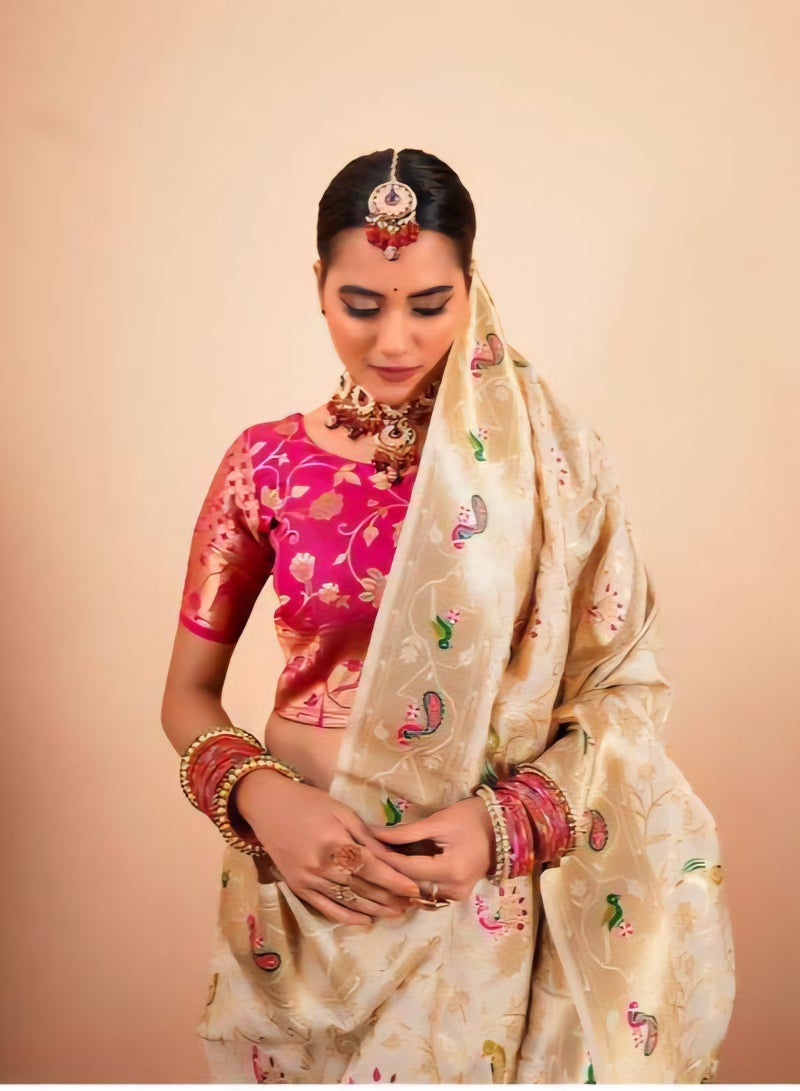 جــرابــمـــا نــتــرا   ساري حرير الموزة الكريمي الذهبي البيج بزخارف نباتية متعددة الألوان مع حدود ذهبية مميزة وبلوزة وردية زاهية متباينة اللون غير مخيطة - Image 3