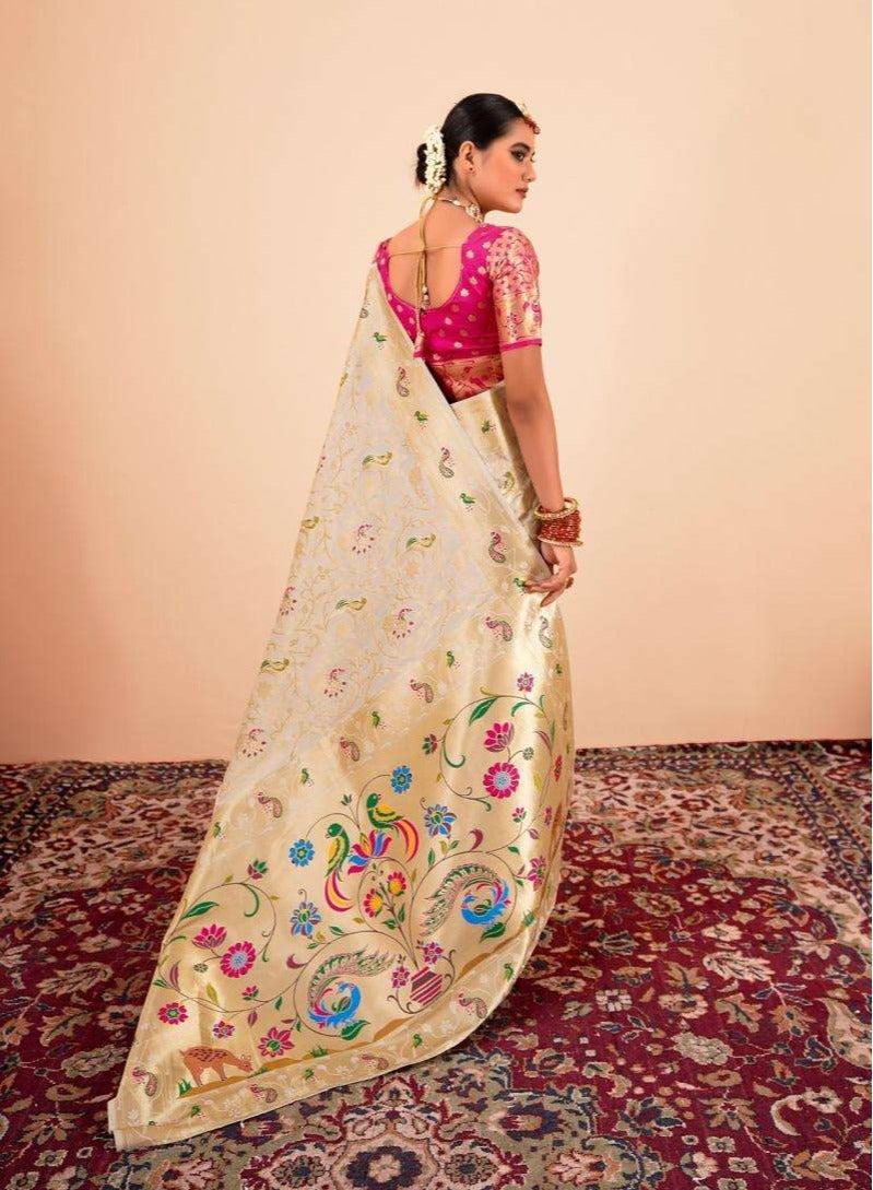 جــرابــمـــا نــتــرا   ساري حرير الموزة الكريمي الذهبي البيج بزخارف نباتية متعددة الألوان مع حدود ذهبية مميزة وبلوزة وردية زاهية متباينة اللون غير مخيطة - Image 4