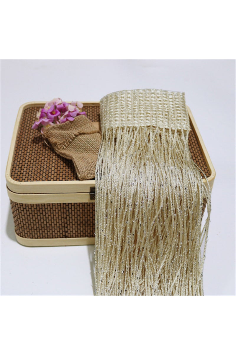 ستارة باب لامعة بيج اللون، مقاس 200 × 95 سم، مزينة بشريط فضي لامع وشرابة لامعة.