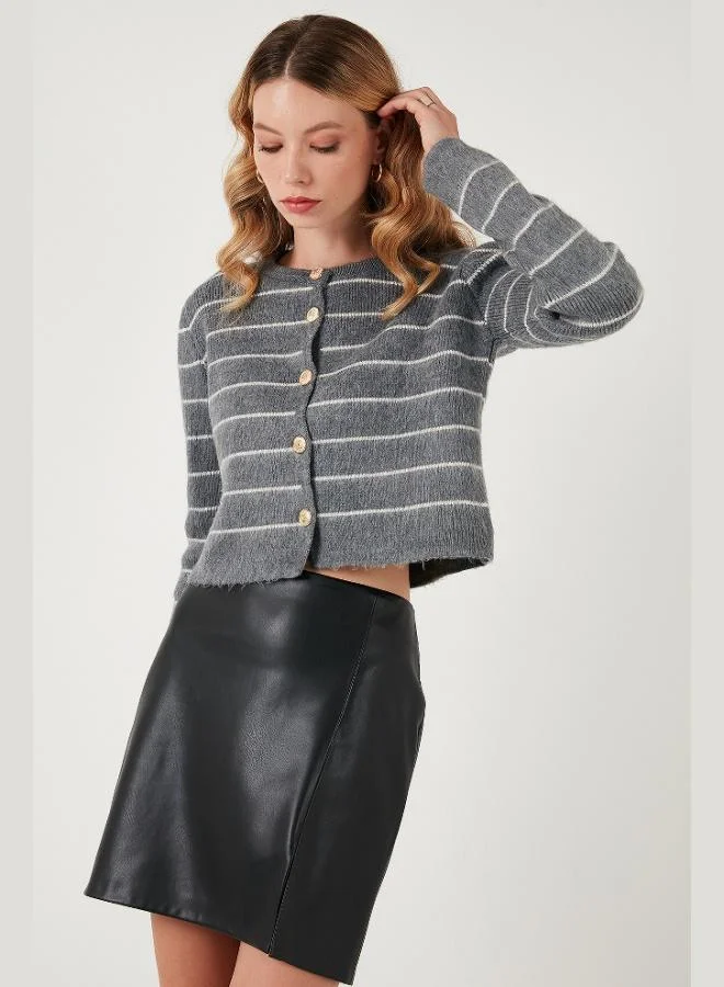 ليلا كارديجان نسائي محبوك قصير بقصة قياسية مخططة بنسيج ناعم