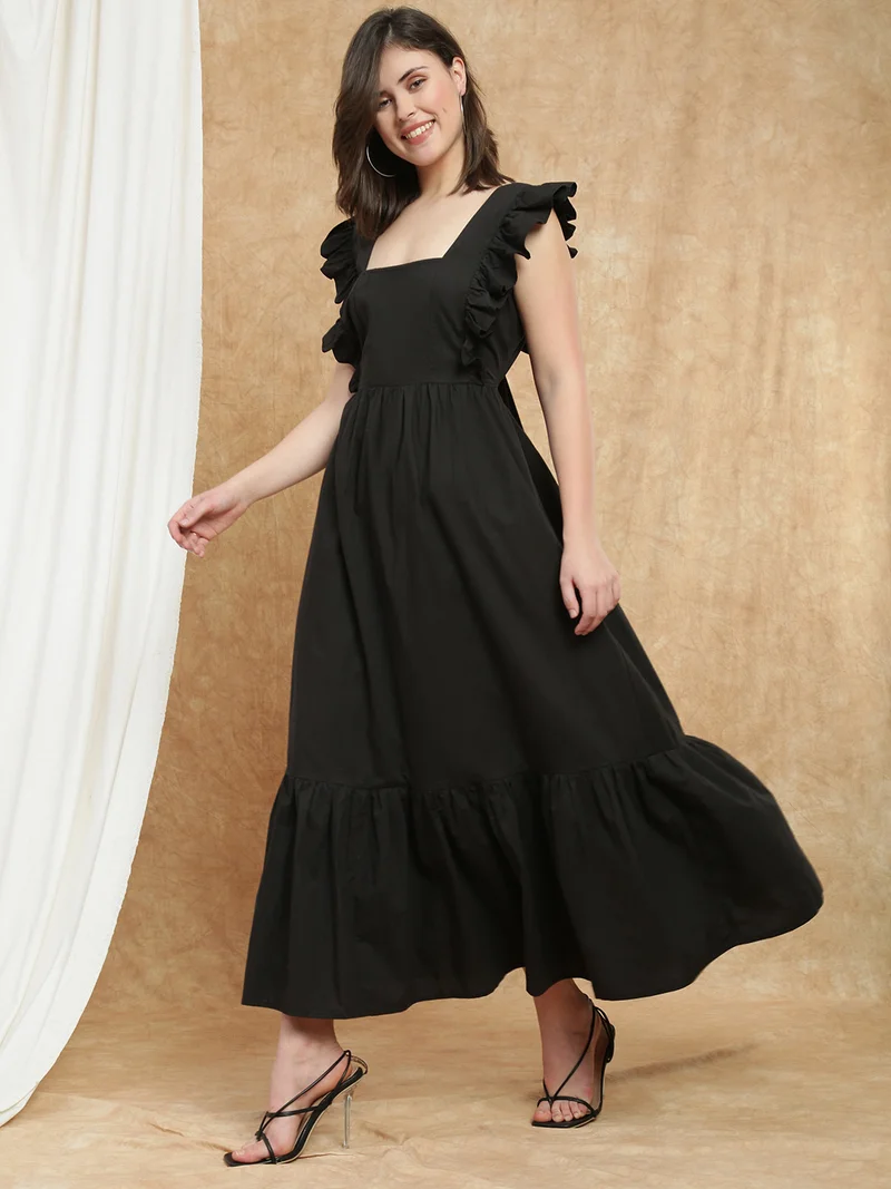 جلو باص فستان ماكسي نسائي أسود بياقة مربعة وأكمام فراشة وتفاصيل فيونكة وفتحة خلفية وطبقات بقصة واسعة