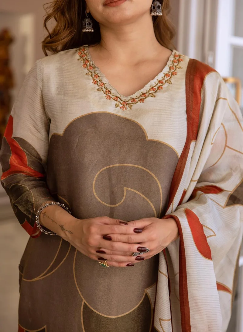 ISHIN  Women Floral Printed Regular Thread Work Kurta With Trousers & With Dupatta for Women | Best Price UAE