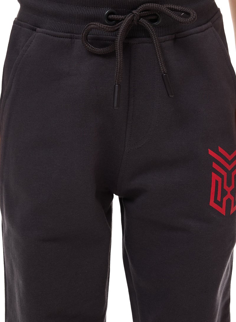 فكتور اند جين طقم سويت شيرت وبنطلون رياضي للأولاد مكون من قطعتين (من 2 إلى 8 سنوات) باللون الأحمر الداكن - Image 4