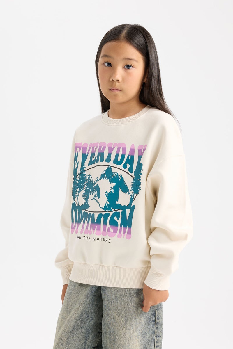 سويت شيرت بناتي بطبعة شعار قصة مريحة