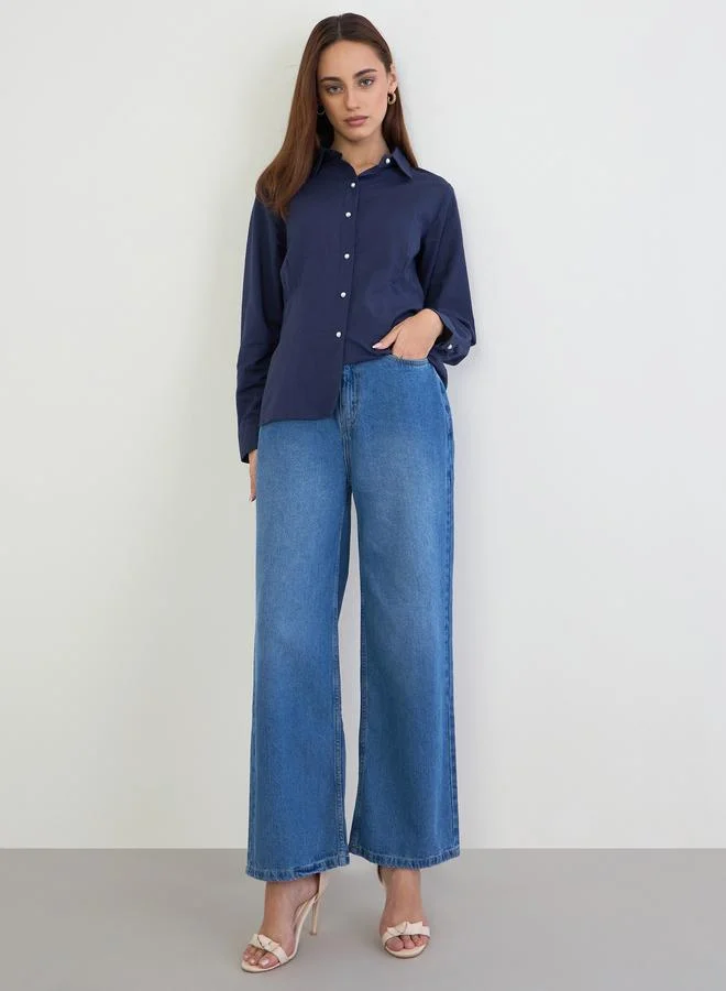 ستايلي بلوزة بقصة عادية وأزرار لؤلؤ