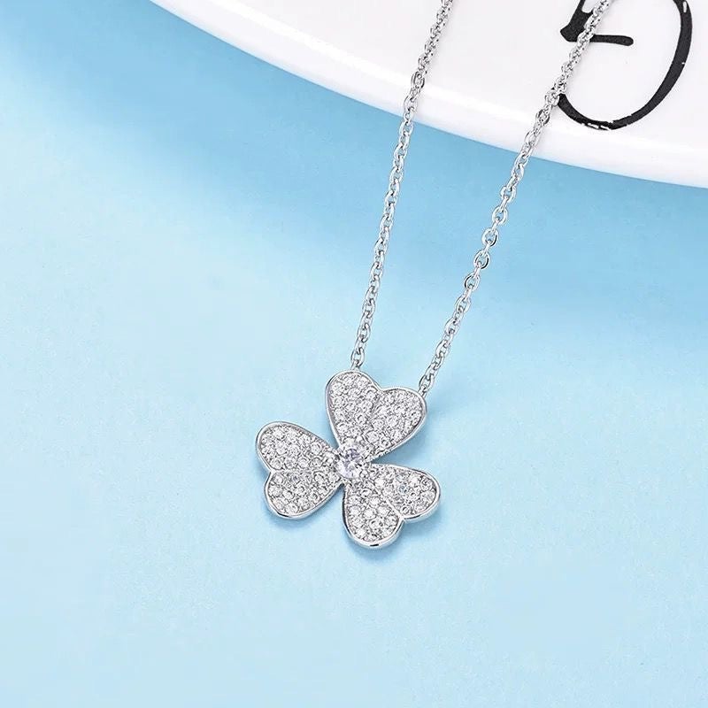 Fashion Clover Necklace Womens Lucky Grass Full Diamond Petals Single Diamond Elegant Flower Clavicle Chain All-match Pendant Trend Silver-Diamond Clover Necklace