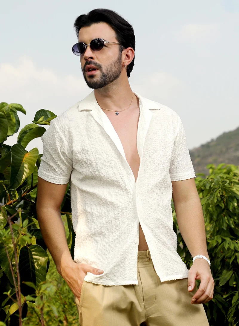 Campus Sutra Campus Sutra Men's Chalk White Micro Creased Shirt For Casual Wear | Spread Collar | Short Sleeve | Button Closure | Shirt Crafted With Comfort Fit For Everyday Wear