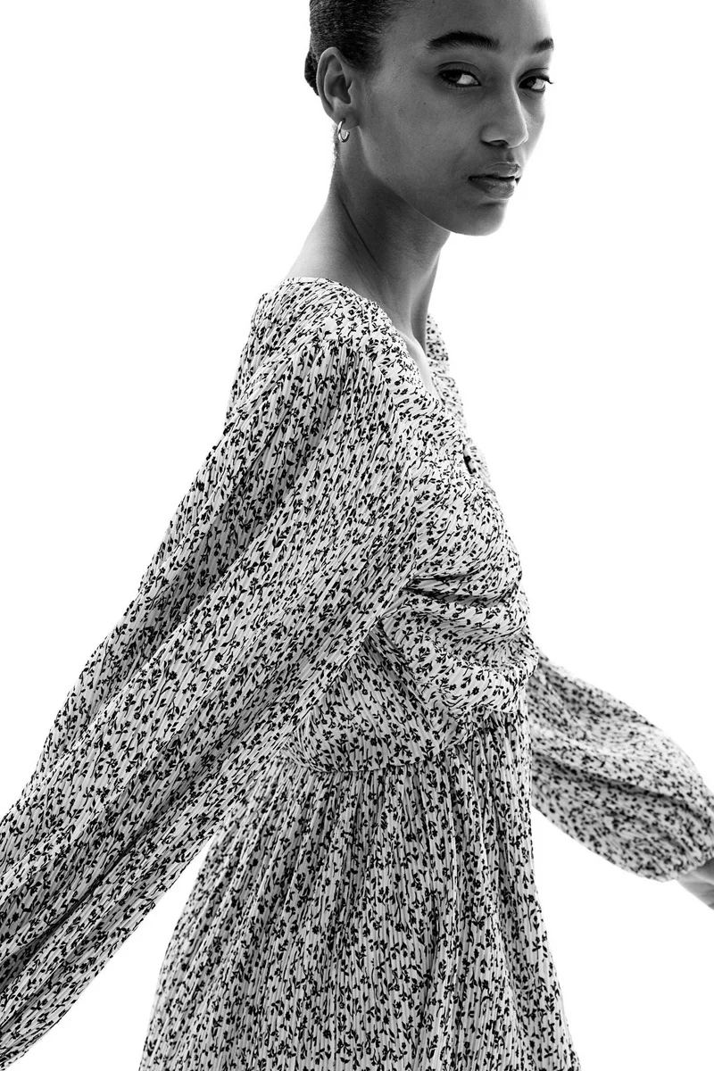 اتش اند ام فستان مزين بكسرات رفيعة