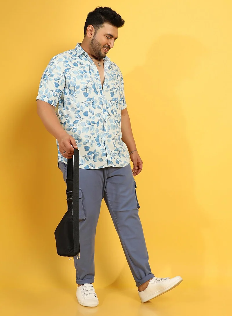 انستافاب بلس قميص رجالي أبيض وأزرق بطبعة أوراق فنية من إنستافاب بلس للملابس الكاجوال بياقة عريضة وأكمام قصيرة وإغلاق بأزرار من الرايون الثقيل بفتحة مريحة للارتداء اليومي