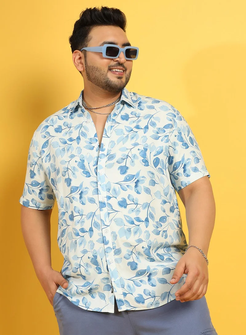 انستافاب بلس قميص رجالي أبيض وأزرق بطبعة أوراق فنية من إنستافاب بلس للملابس الكاجوال بياقة عريضة وأكمام قصيرة وإغلاق بأزرار من الرايون الثقيل بفتحة مريحة للارتداء اليومي