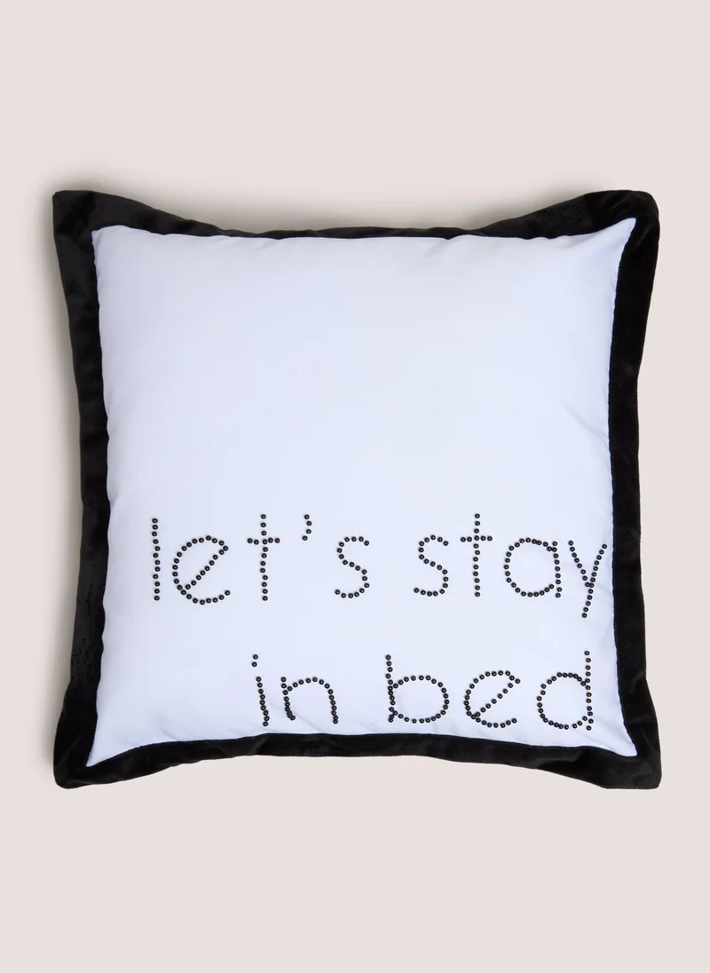 ماتلان وسادة لنسترح في السرير بيضاء