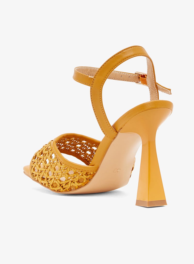 ايلا صندل خردلي بحزام شبكي منسوج أمامي وكعب منحوت - Image 3