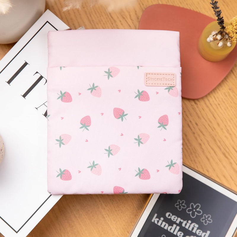 غطاء Kindle Sleeve Pouch | مادة مقاومة للماء | متوافق مع Kindle Basic 6 بوصة وPaperwhite 7 بوصة وColorsoft 7 بوصة | غطاء مبطن بزهور لطيف مع جيبين مخفيين بسحاب (Strawberry Fields) - Image 2